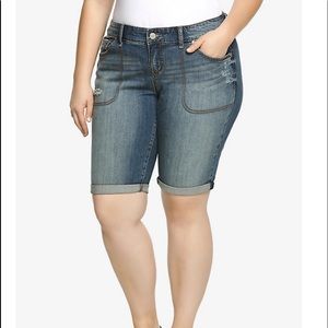 SKINNY BERMUDA SHORTS MEDIUM WASH WITH DESTRUCTION